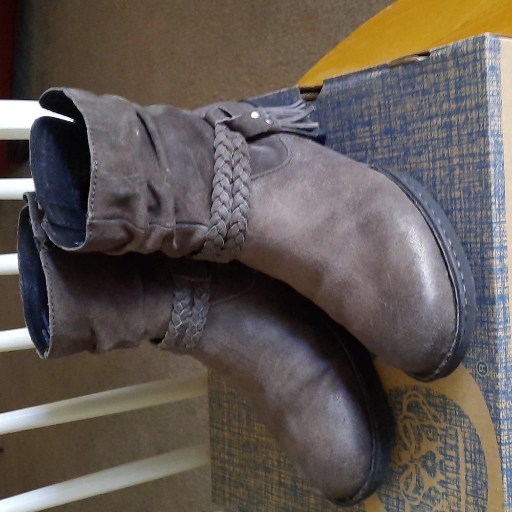 BORN Distressed Boots 👢